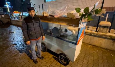 Naylon altında 15 yıldır nohutlu pilav satarak direniyor