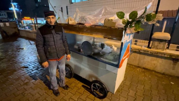 Naylon altında 15 yıldır nohutlu pilav satarak direniyor