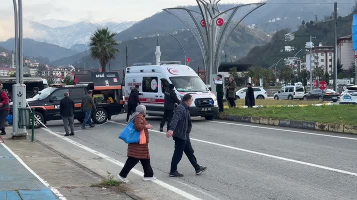 Öğrenci servisi ile otomobilin çarpıştığı kazada 10 kişi yaralandı