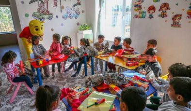Öğrencilere kırtasiye yardımı yaparak yargılanmaktan kurtuldu