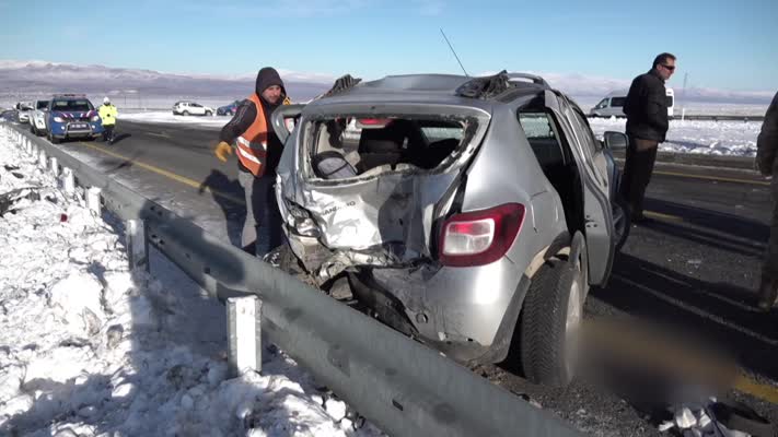 Öğretmenleri taşıyan minibüs otomobile çarptı, 12 öğretmen yaralandı