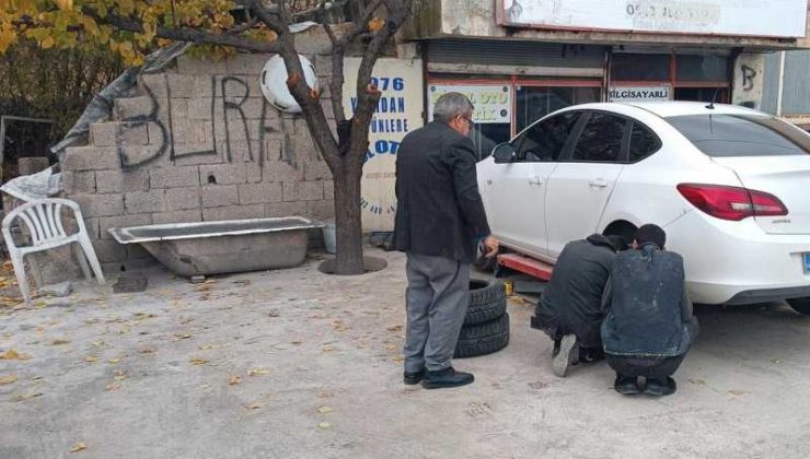 Oto lastikçilerde kış lastiği mesaisi arttı