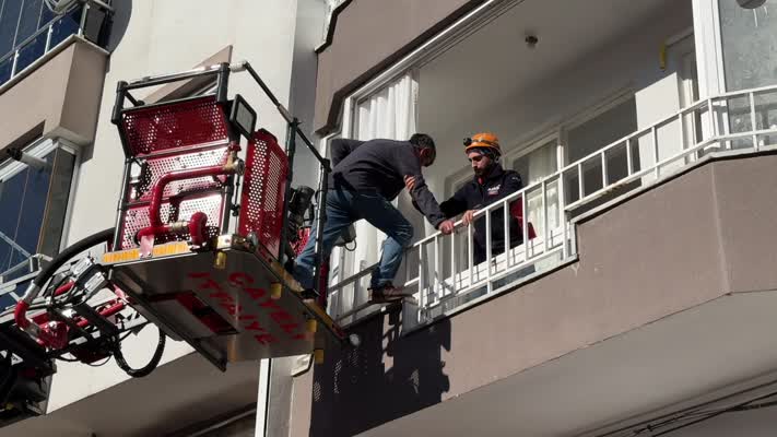 Rize’deki heyelanda tahliye edilenler AFAD gözetiminde eşyalarını alıyor