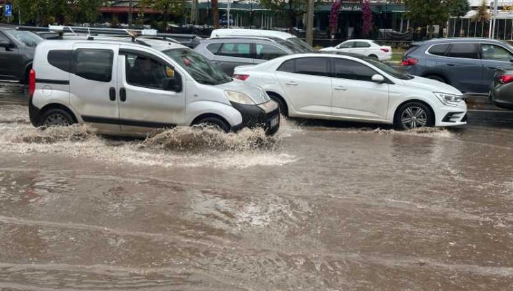 Diyarbakır’da sağanak yağış sürücülere zor anlar yaşattı