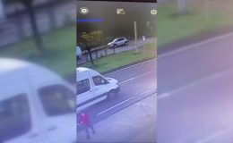 Sokak köpeklerin kadına saldırma anı