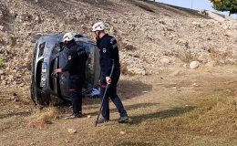 Şanlıurfa’da şarampole devrilen otomobilde 3 kişi yaralandı