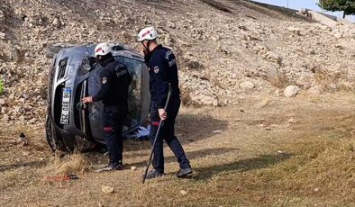 Şanlıurfa’da şarampole devrilen otomobilde 3 kişi yaralandı