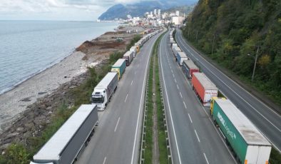 Sarp Sınır Kapısı’nda tırlar kilometrelerce kuyrukta bekliyor