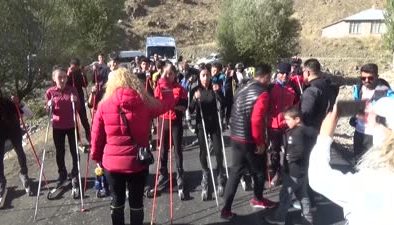 Sıcak asfalt dökülen köy yolu, sporcuların antrenman alanı oldu