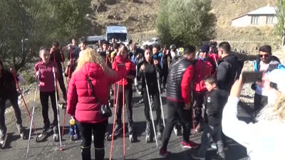 Sıcak asfalt dökülen köy yolu, sporcuların antrenman alanı oldu