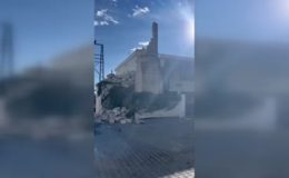 Şiddetli rüzgar cami minaresini yıktı