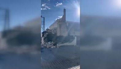 Şiddetli rüzgar cami minaresini yıktı