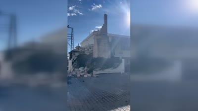 Şiddetli rüzgar cami minaresini yıktı
