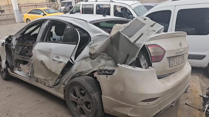 Siirt’te demir yolu bakım aracının otomobile çarpması sonucu 4 kişi yaralandı