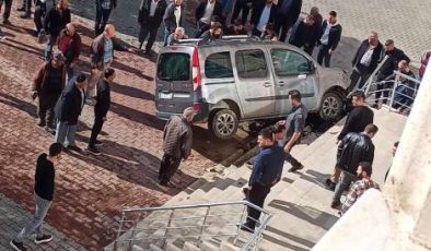 Siirt’te baygınlık geçiren sürücü hükümet konağına daldı