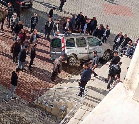 Siirt’te baygınlık geçiren sürücü hükümet konağına daldı