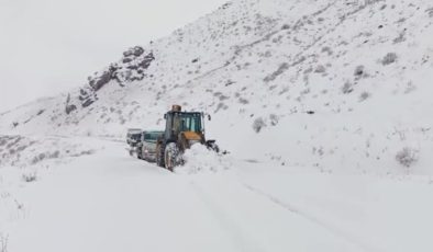 Siirt’te kar nedeniyle mahsur kalan araçlar kurtarıldı