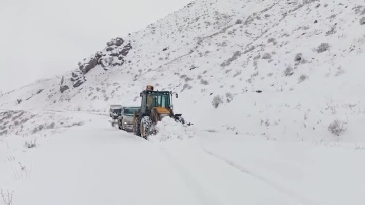 Siirt’te kar nedeniyle mahsur kalan araçlar kurtarıldı