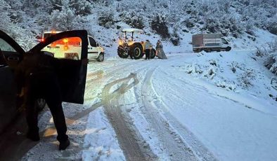 Siirt’te karda mahsur kalanlar ekiplerce kurtarıldı