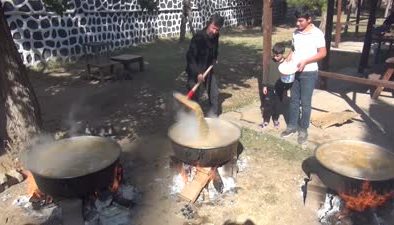 Şırnak’taki etkinlikte kazanlarda buğdayla hazırlanan yemek vatandaşlara ikram edildi