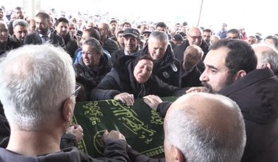 Sivas’ta yangında ölen öğretmen son yolculuğuna uğurlandı