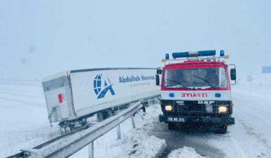 Sivas’ta kar ve fırtına kazaya yol açtı: 1 yaralı