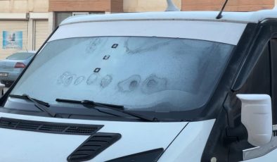 Soğuk hava Yüksekova’da araçları dondurdu