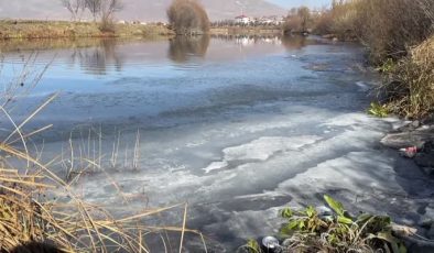 Soğuk hava nedeniyle Kura Nehri’nin yüzeyi buz tuttu