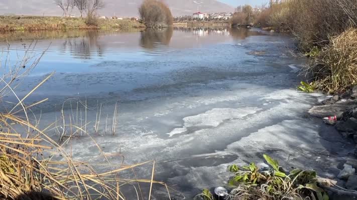 Soğuk hava nedeniyle Kura Nehri’nin yüzeyi buz tuttu