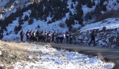 Hakkari Yüksekova’da asfalt yolda geleceğin şampiyonları yetişiyor