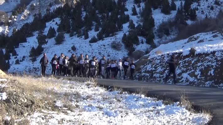 Hakkari Yüksekova’da asfalt yolda geleceğin şampiyonları yetişiyor
