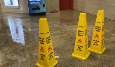 Taksim Meydanı’nda patlayan borudan fışkıran su metro istasyonuna aktı