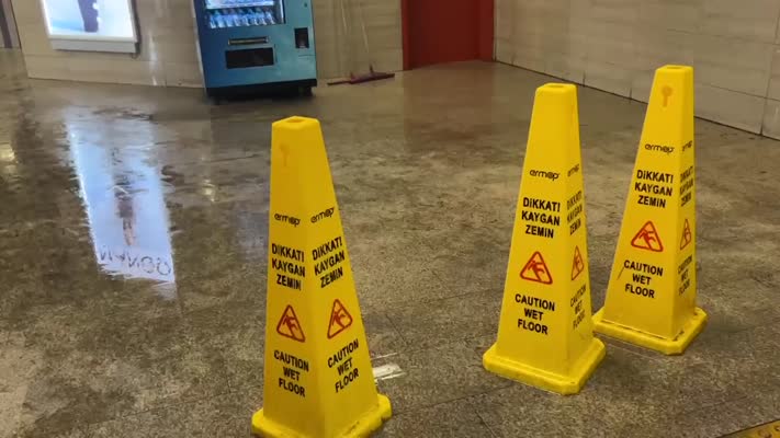 Taksim Meydanı’nda patlayan borudan fışkıran su metro istasyonuna aktı