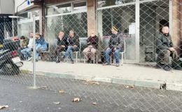 Tapulu arazisi olduğunu iddia ettiği sokak girişini tel örgüyle kapattı