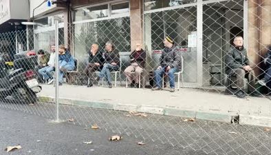 Tapulu arazisi olduğunu iddia ettiği sokak girişini tel örgüyle kapattı