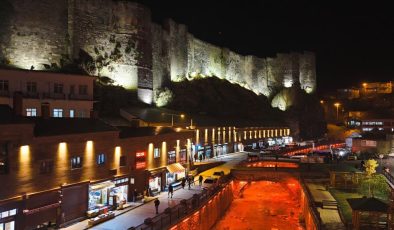 Tarihi Bitlis’te ışık şöleni: Kale ve dere aydınlatıldı