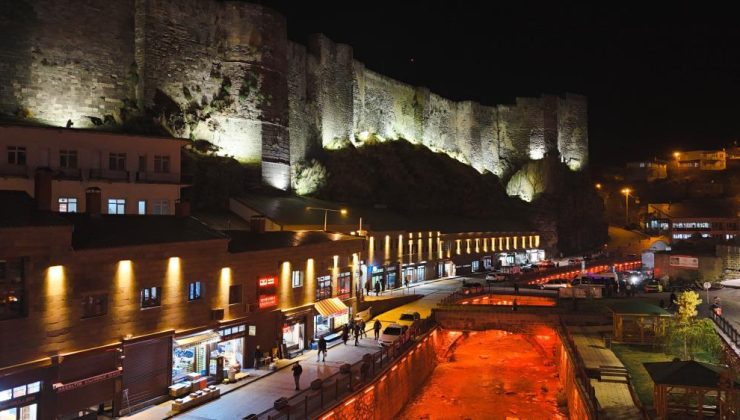 Tarihi Bitlis’te ışık şöleni: Kale ve dere aydınlatıldı