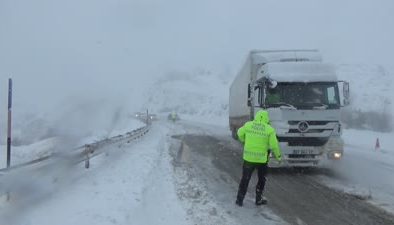 Tokat-Sivas yolunda kar tırlar için engel oldu