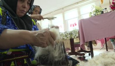 Kadınlar eski okulda üretip sosyalleşiyor