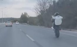 Trafikte tek teker terörü: Motosikletli yürekleri ağza getirdi