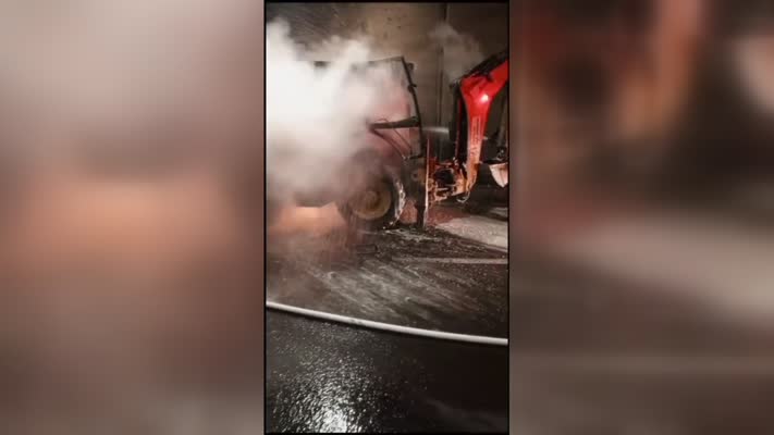 Tünel içinde seyir halindeki iş makinesi yandı