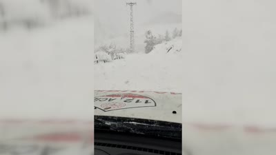 UMKE ekibi karla kaplı yolda 82 yaşındaki hasta için seferber oldu