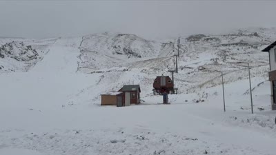 Van ve Hakkari’de kar yağışı trafiği olumsuz etkiledi