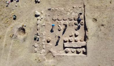 Van’da Urartu ambarında çivi yazılı 42 pithos bulundu