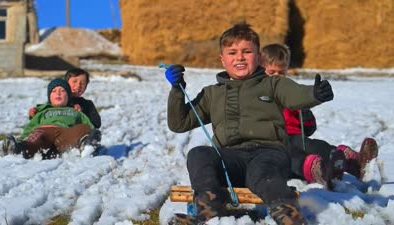 Van’da kış mesaisi başladı: Karın çilesi ve eğlencesi
