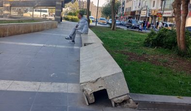 Diyarbakır’da Taştan Banklar Onarım Bekliyor: Hem görüntü kirliliği hem tehlike oluşturuyor