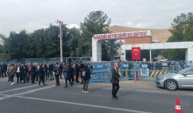 Mardin Büyükşehir Belediyesi önünde gergin bekleyiş devam ediyor
