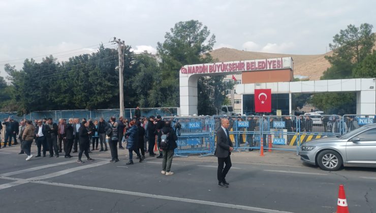 Mardin Büyükşehir Belediyesi önünde gergin bekleyiş devam ediyor