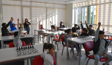 Çocuklar Rezan Gençlik Merkezi’nde satranç kursuna katılıyor