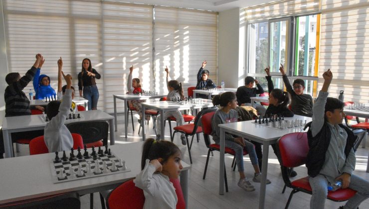 Çocuklar Rezan Gençlik Merkezi’nde satranç kursuna katılıyor